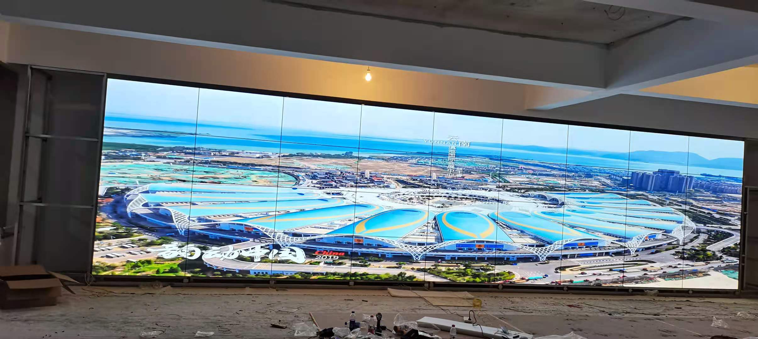 不同氣候條件（如高溫、高濕度、沙塵）下，戶外LED顯示屏的維護策略有何差異？