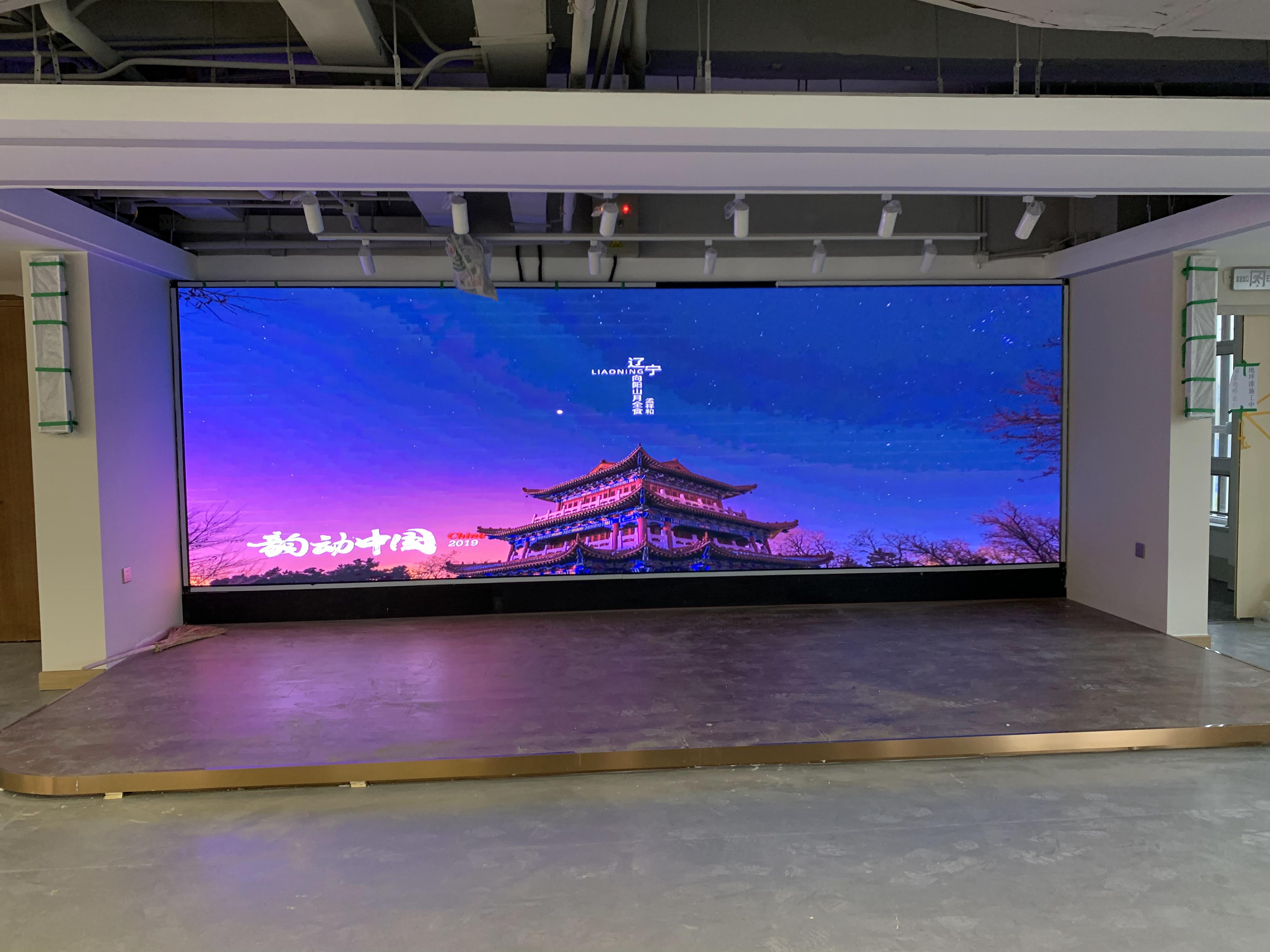 “會議室屏幕掛多高？人體工學高度公式+高管身高適配表”