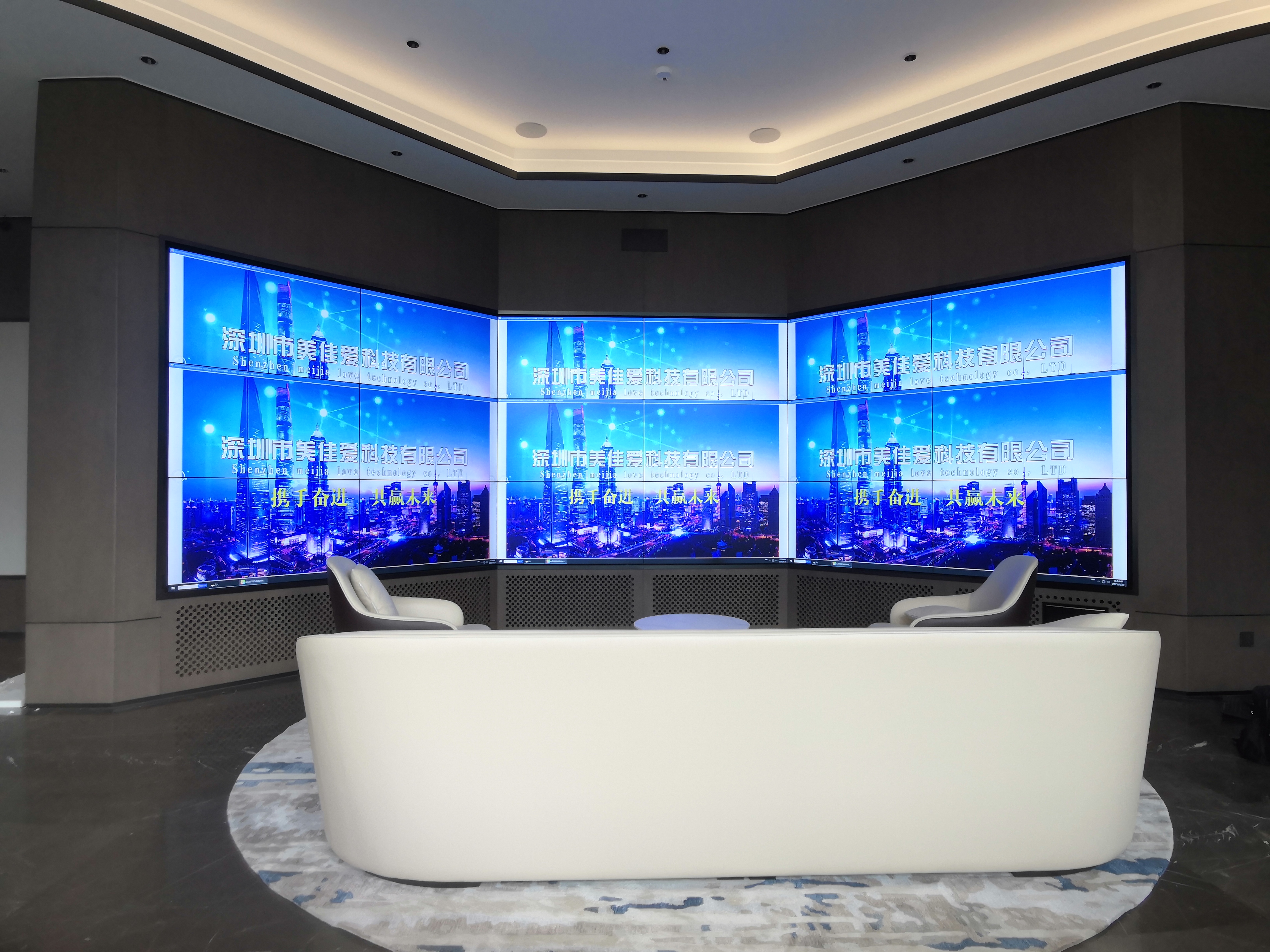 “無線投屏 vs HDMI接線：10人會議切換演示，哪種方式更讓老板崩潰？”